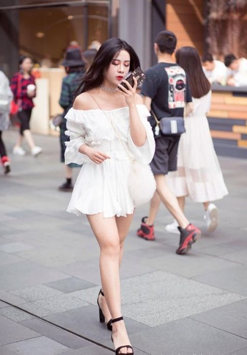  「深蓝色」路人街拍，小姐姐下身穿的是一件深蓝色的牛仔裤，给人感觉很优美