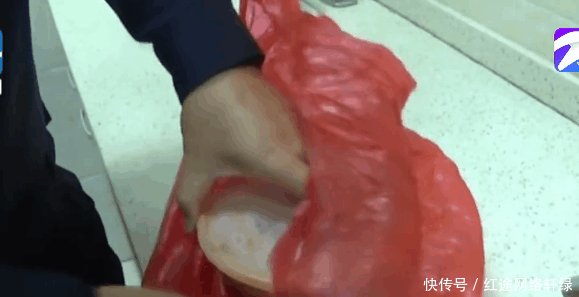 男子常在一家超市里吃面条, 随后感觉不对, 叫来警察把超市老板抓