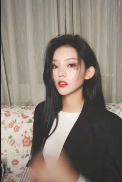 超级好看的清纯美女，暗黑魅惑妆容，男人看了都害怕，网友：吊炸