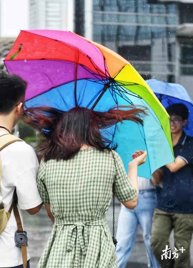 抓稳你的伞！台风天，广州迎来大风大雨