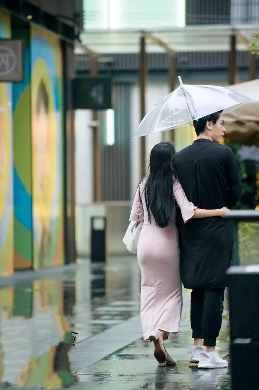 小姐姐穿搭紧身连衣裙，这紧俏的臀部吓坏男友，网友“被宠成小仙