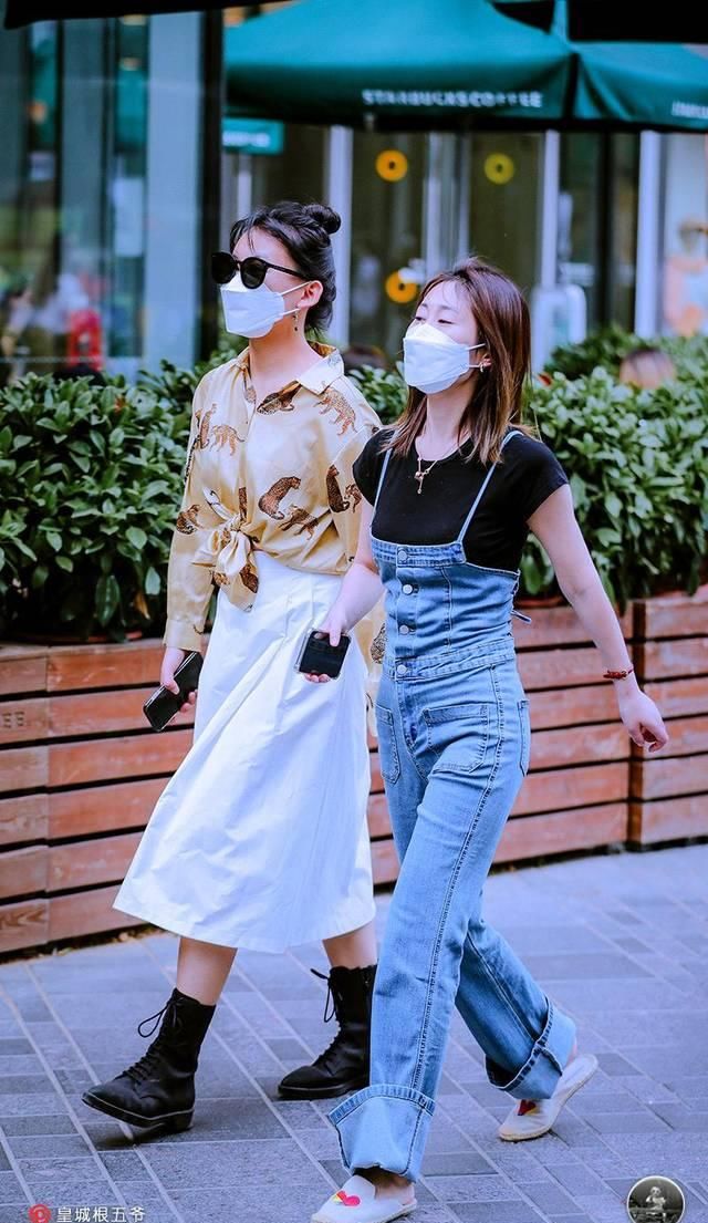  [更多]街拍：追寻时尚并不是一个非常快速的过程，相反它需要漫长的积累