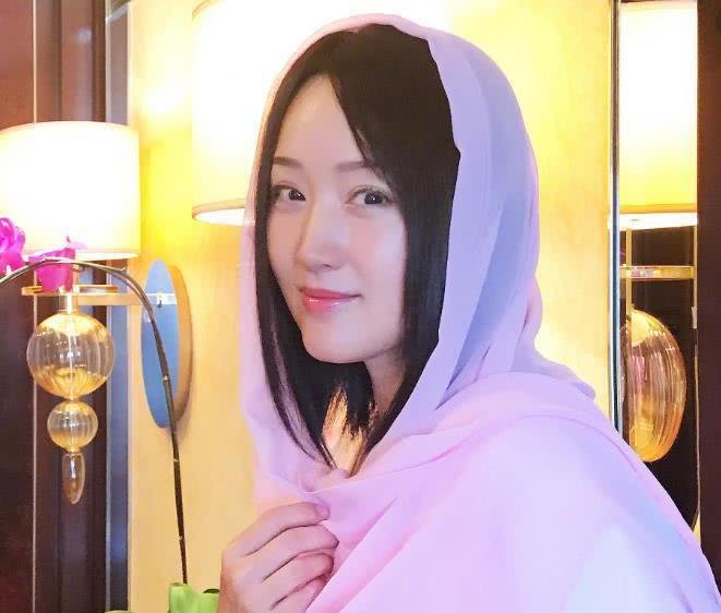 杨钰莹又作妖，短裤内穿成焦点，网友：一般人做不出来的！