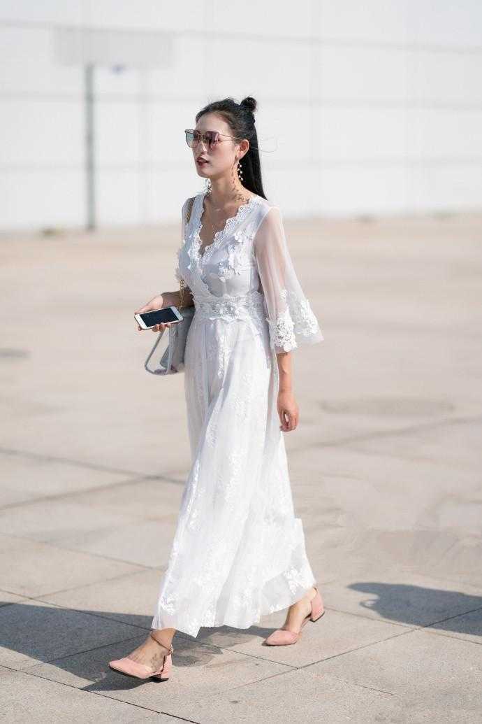 街拍：小姐姐穿上连衣裙非常漂亮, 气质满满, 女神范爆表呀