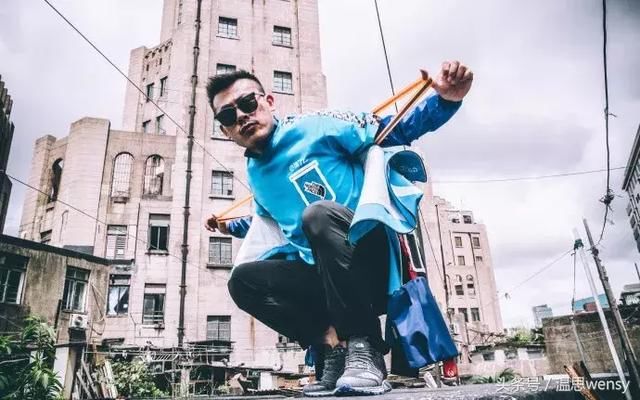 这是外卖小哥的制服？！设计得太潮了吧！