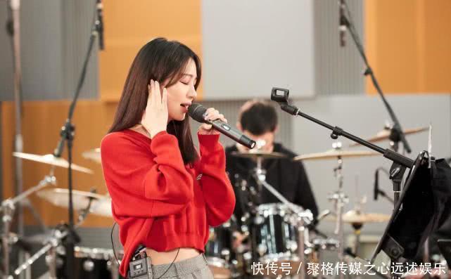 李菲儿头戴渔夫帽，身穿字母上衣就去机场，网友：女神般的身材