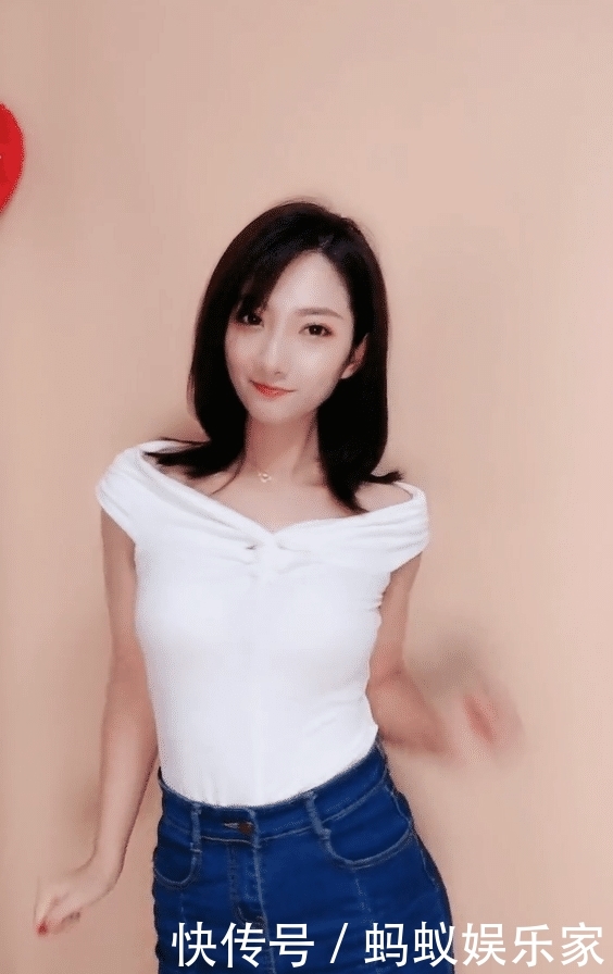  『小姐姐』街拍：小姐姐一字肩配上牛仔裙，潮流不过时！