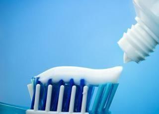 晶莹剔透的一白色“液体”，每天叫老公给我抹抹，斑点皱纹全消除