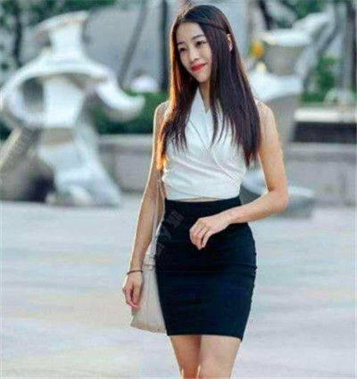 #小美女#街拍:看手机的小美女,简洁衣装,必将成为街上最亮丽的风景线