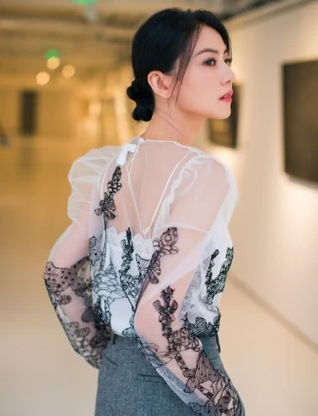 高圆圆亮相某活动现场，里衬V领内衣，造型优雅又复古，女人味满