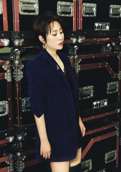 #女人味#马丽生娃后更有女人味,穿灯芯绒西装配短裤凹造型,秒变气质女神