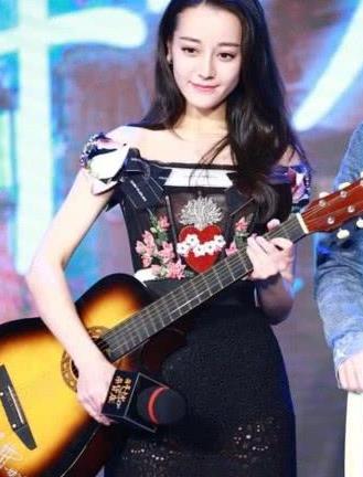 迪丽热巴太大胆，透视裙三角形意外流出，网友：藏不住的风景