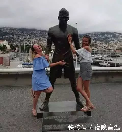 C罗铜像又火了！总裁裆部遭游客“性骚扰”，突出部分被摸到发亮