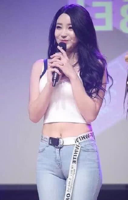 这位美女小姐姐火了，只因穿了这条紧身裤，网友：不勒得慌？