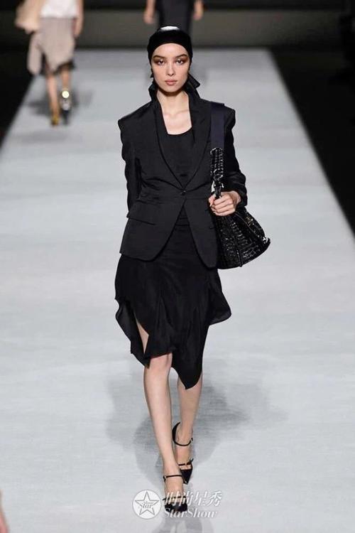 景甜、孟美岐、何穗看秀都能气场全开