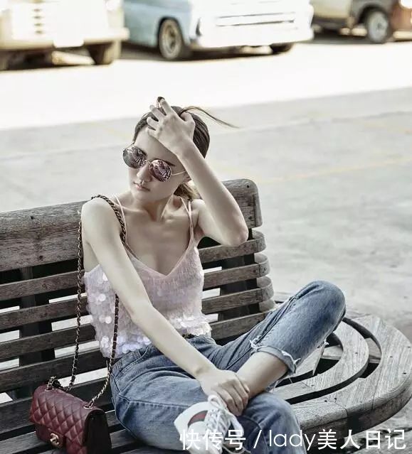 徐璐的吊带小背心打破了丰满才撩人的魔咒。网友：瘦，但超有料！