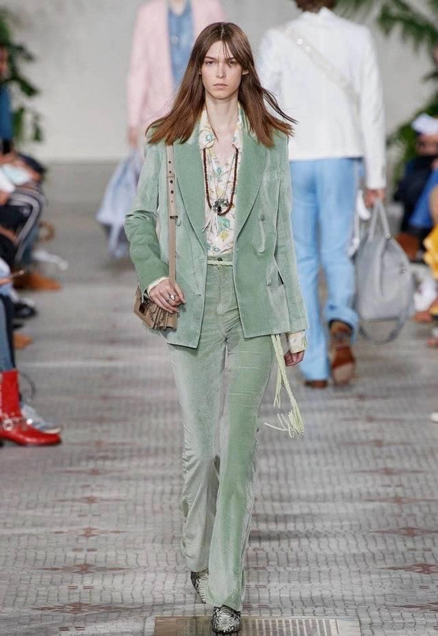  『复古』穿上喇叭裤 变成复古女郎