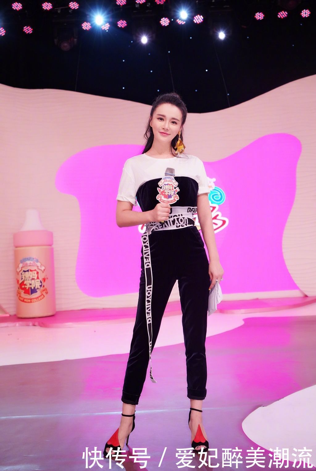 冉莹颖穿V领连体短裤，用手捂住领口防走光，网友：敢穿不敢露？