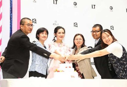 谢娜产后穿仙女裙亮相 脚上的尼龙袜配厚底凉鞋 穿出了丐帮的感觉