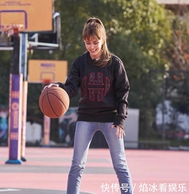  [配卫]天王嫂昆凌不走“好嫁风”，高马尾配卫衣活力甜美，哪像俩娃妈