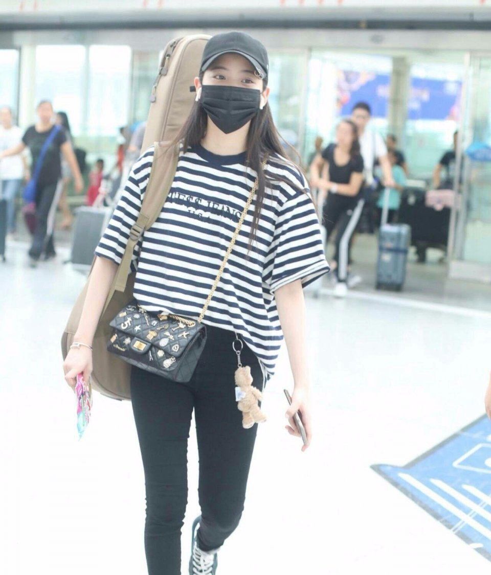 欧阳娜娜够了，腰带勒的这么紧就为了显腰细!网友:怎么解下来?