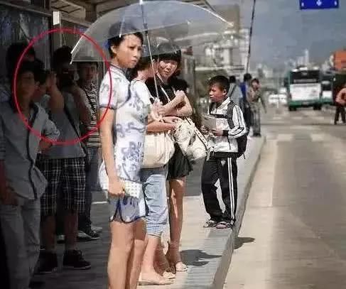 女模特身上画旗袍,自称没人发现,一路人却说:这个地方太明显了