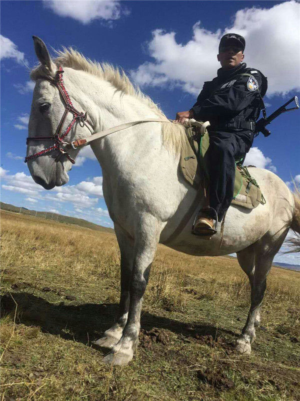 宝刀未老 草原骑警旦热布的“双重身份”