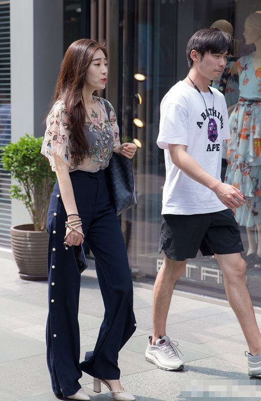 街拍:美妞穿“透视”上衣,朦胧间的肌肤,真是直白的性感!