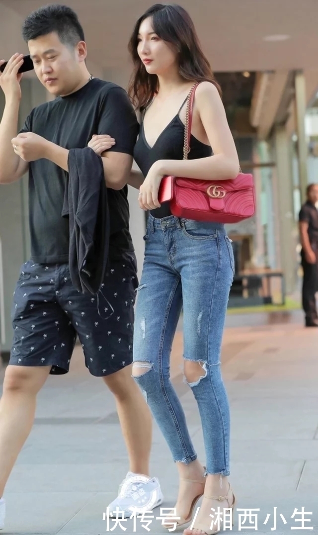 身材好穿什么都好看，身材高挑曲线十足的气质美女穿着简单的牛仔