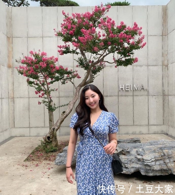  [气质]街拍美女：气质小姐姐，紧身裙穿搭，既时尚又不失魅力！