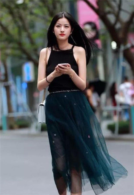 [气质]街拍：气质美女穿白色衬衫裙，秀出纤腰和长腿，温文尔雅