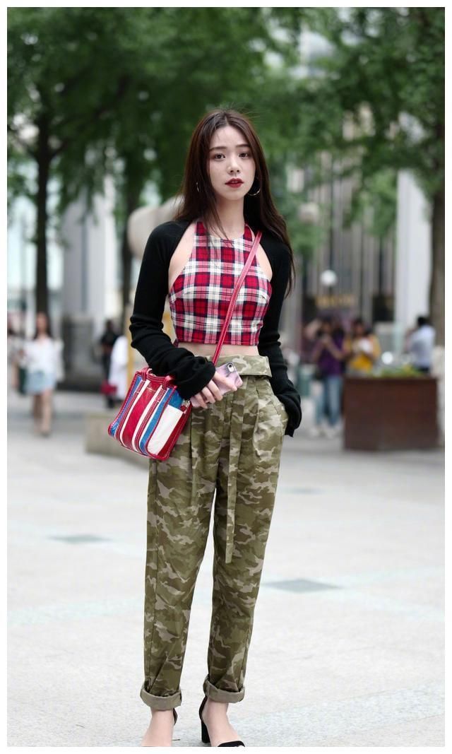 街拍：图1牛仔短裤，图2减龄背带裤，图3吊带连衣裙！