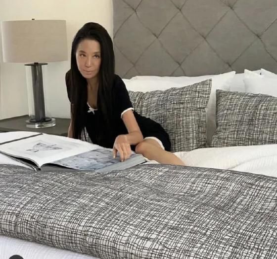  『婚纱』71岁王薇薇分享美照，短T热裤身材如少女，还穿10厘米超细高跟鞋
