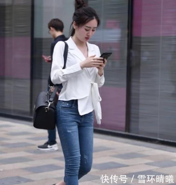  【美女】街拍美女：身材曼妙的小姐姐，紧身牛仔裤穿搭，洋气十足！