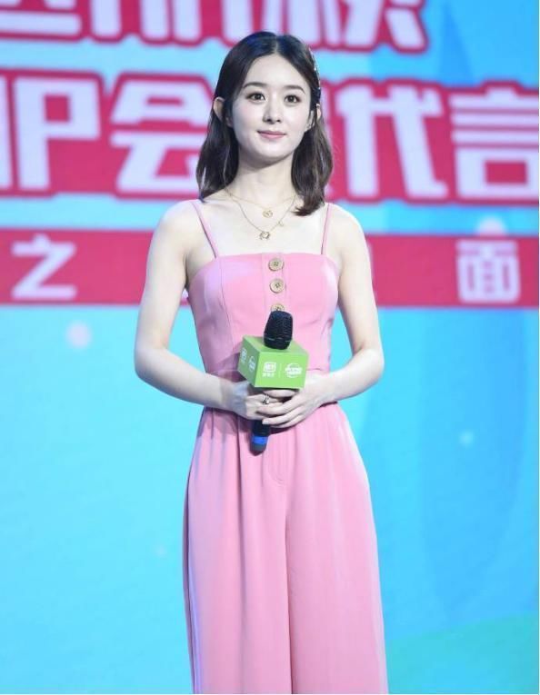 热巴身穿2万块蜜桃粉短裙，总算美过杨幂，没想到还是输给赵丽颖