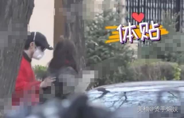  『李治廷』李治廷公开恋情后与女友首露面，外出散步甜蜜互动超恩爱