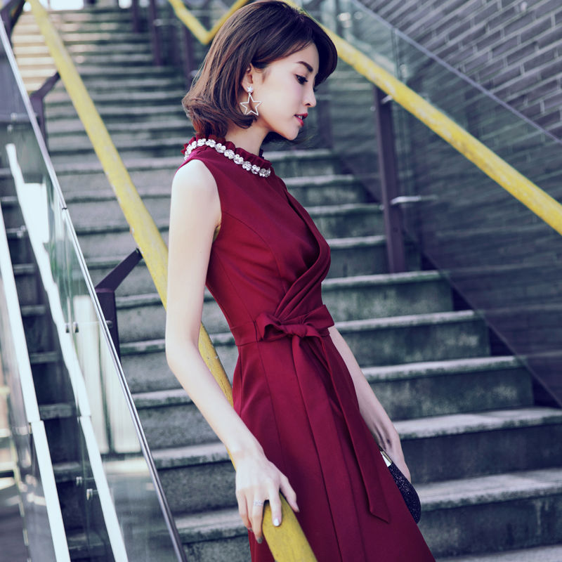 44岁的小姑子很会打扮，穿名媛裙+高跟鞋，美的像23岁美少女