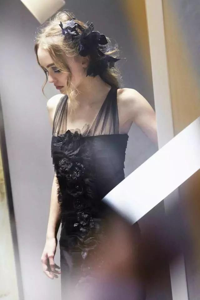 别只羡慕超模的风光无限,你根本不知道她们为了变美会受多少罪!