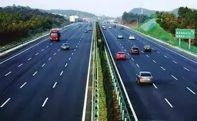  老司机：为什么老司机开车都喜欢中间车道？