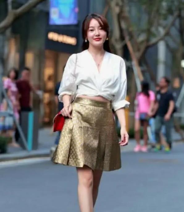  【美女】街拍：气质高雅的美女，一件米黄色上衣配白色开叉裙，完美好身材