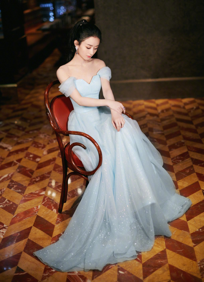 『 赵丽颖化身冰雪女王』化身冰雪女王Elsa优雅高贵，赵丽颖一袭冰蓝细闪抹胸纱裙现身