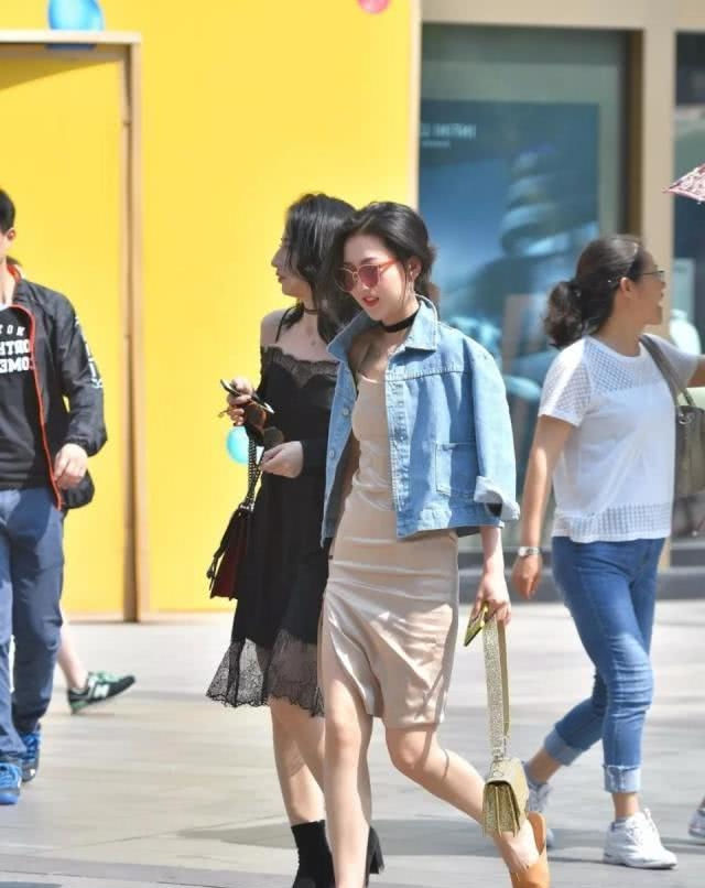  吊带@路人街拍,穿着吊带薄纱质感的连衣裙,小编觉得小姐姐很有魅力呢