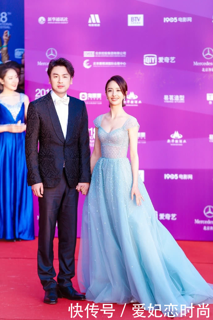 佟丽娅总算穿对了！白色开叉裙配尖头高跟，显优雅又大气！