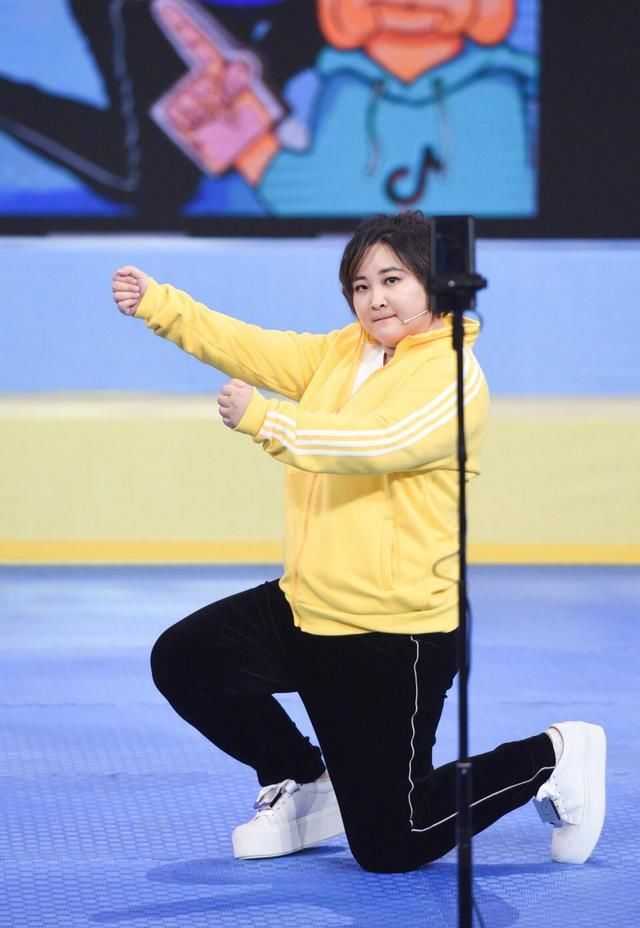 条纹:37岁贾玲真讨喜,穿运动装秀柔韧度惊艳,条纹袜却暴露一颗少女心