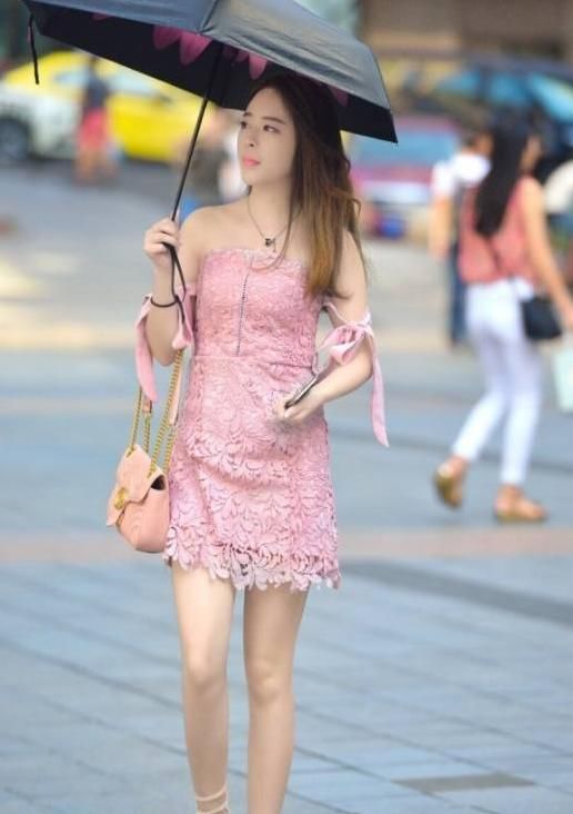 街拍：青纯美丽少女穿衣也太大胆了吧！不怕遇到坏人吗？