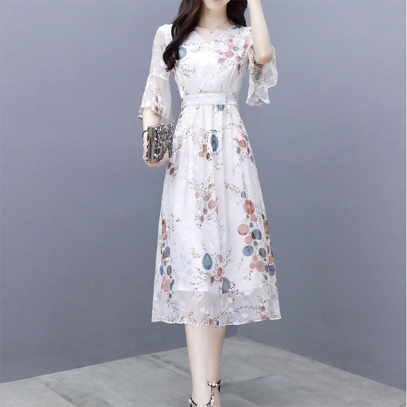 不是我吹，70后女人出门穿这样的美裙，配高跟，高挑迷人有气质