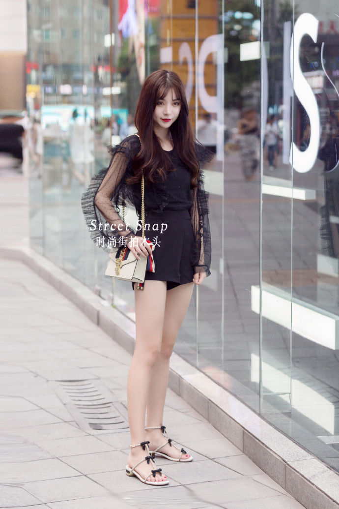 街拍杭州:时尚的穿搭，会提高颜值的档次!