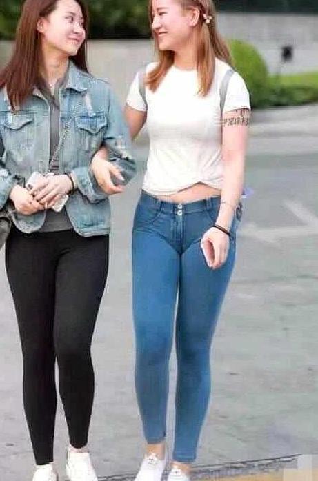 百搭时尚的打底裤，穿出妹子婀娜身形