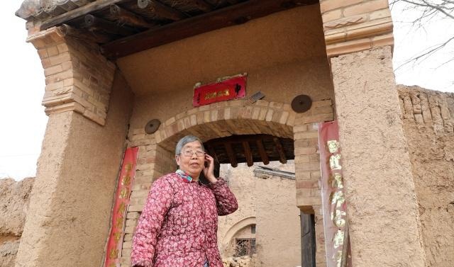 农村73岁老人独守百年黄土窑洞，她笑说住窑洞舒坦天天睡到自然醒