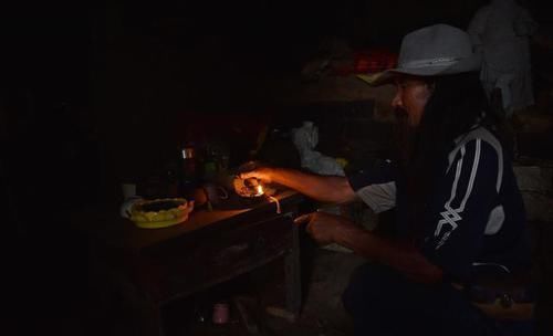  煤油灯■山东一户人家7代人隐居深山，如今仍在用煤油灯照明